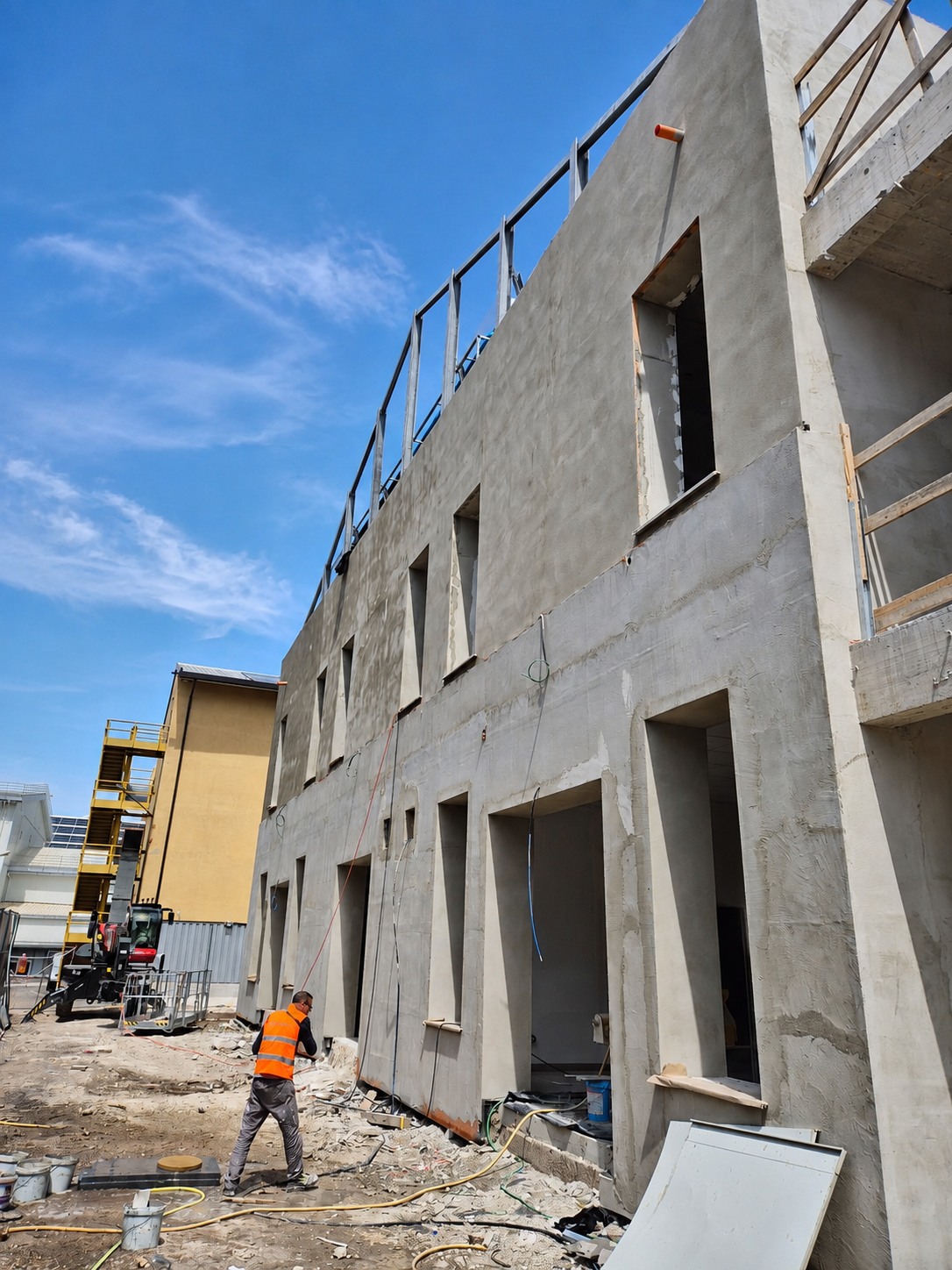 Facciata del Teatro 9 durante le fasi di completamento del cantiere