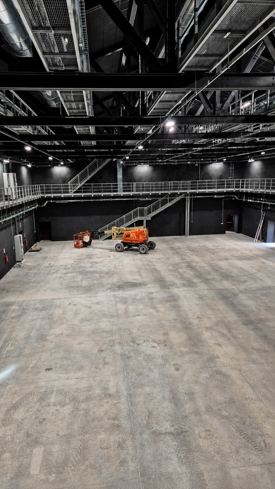 Grande volume interno del nuovo teatro di posa di Cinecittà