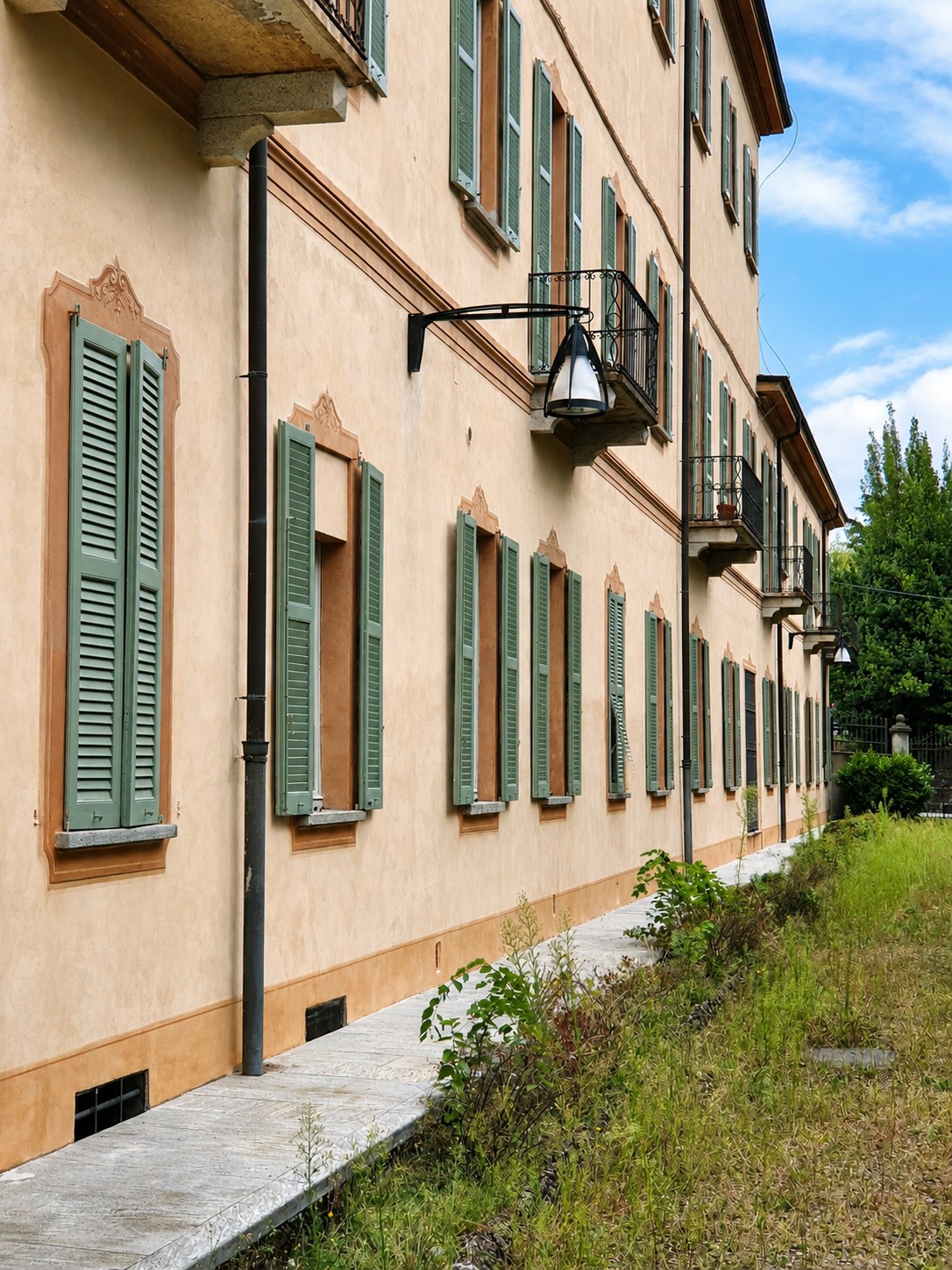 Facciata di Villa Recalcati con persiane, decorazioni e balconi