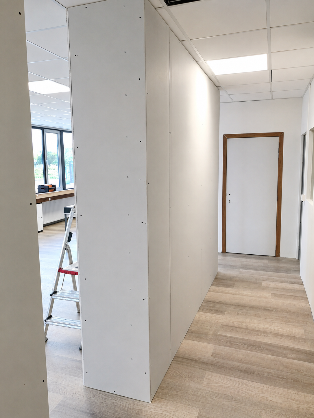 Nuove partizioni a secco durante la riqualificazione degli uffici