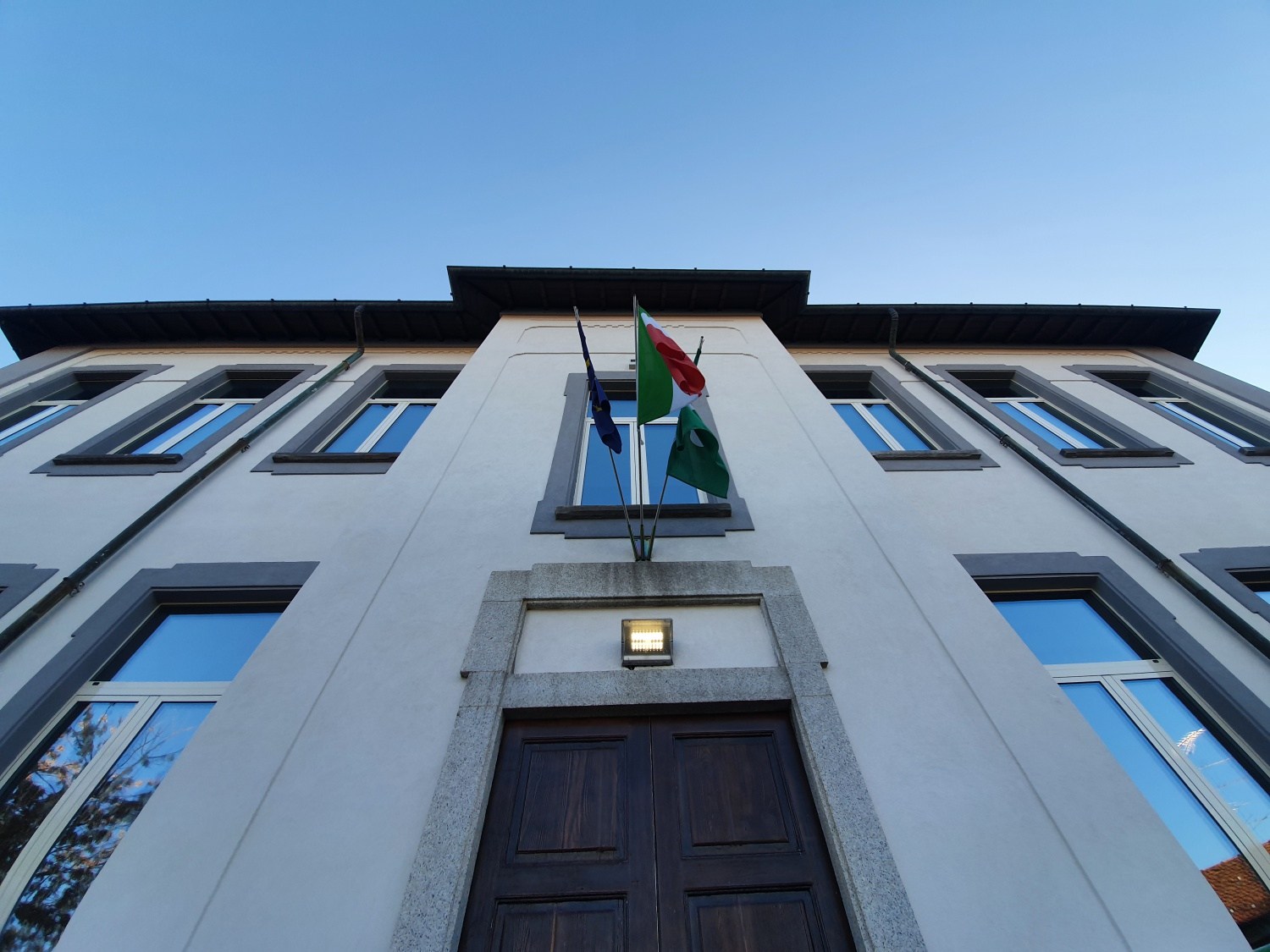 Ingresso della scuola dopo il recupero delle superfici esterne