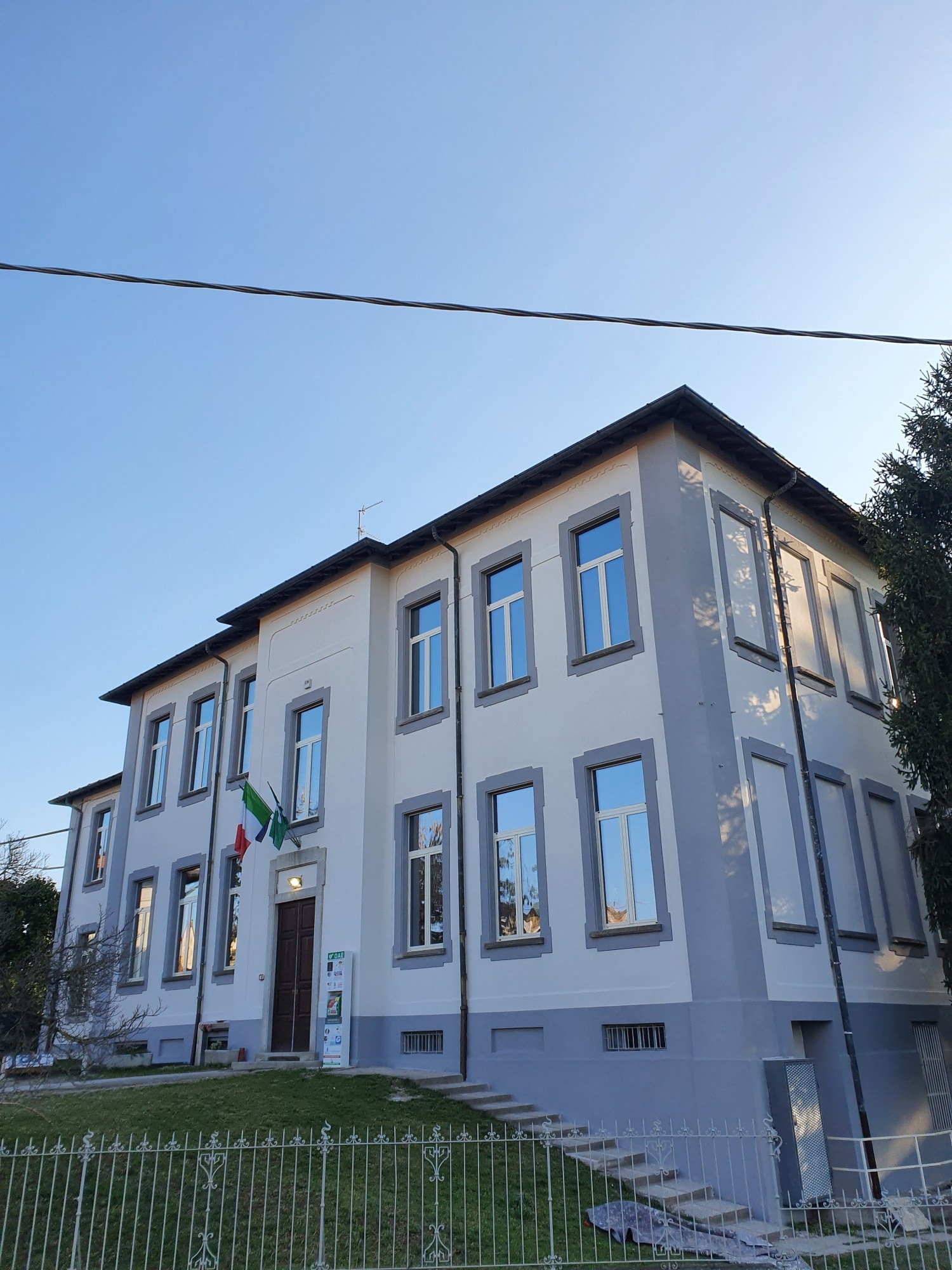 Prospetto laterale restaurato dell'edificio scolastico