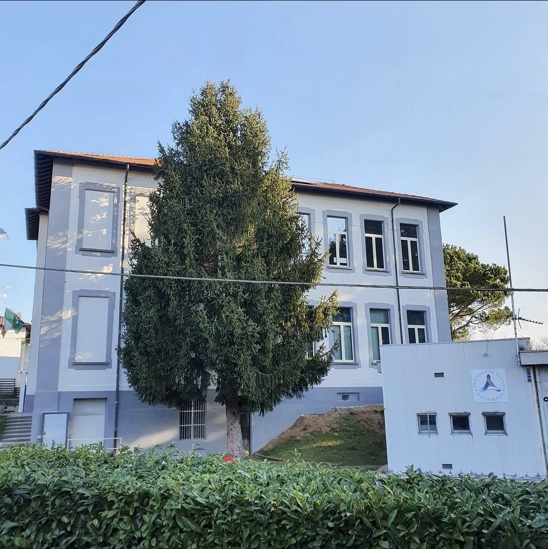 Facciata della scuola verso il giardino