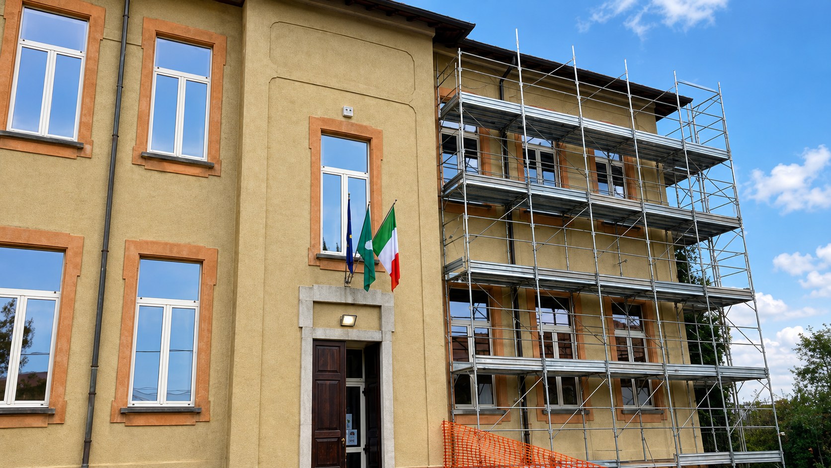 Ponteggio e lavorazioni di ripristino sulla facciata della Scuola Media di Besnate