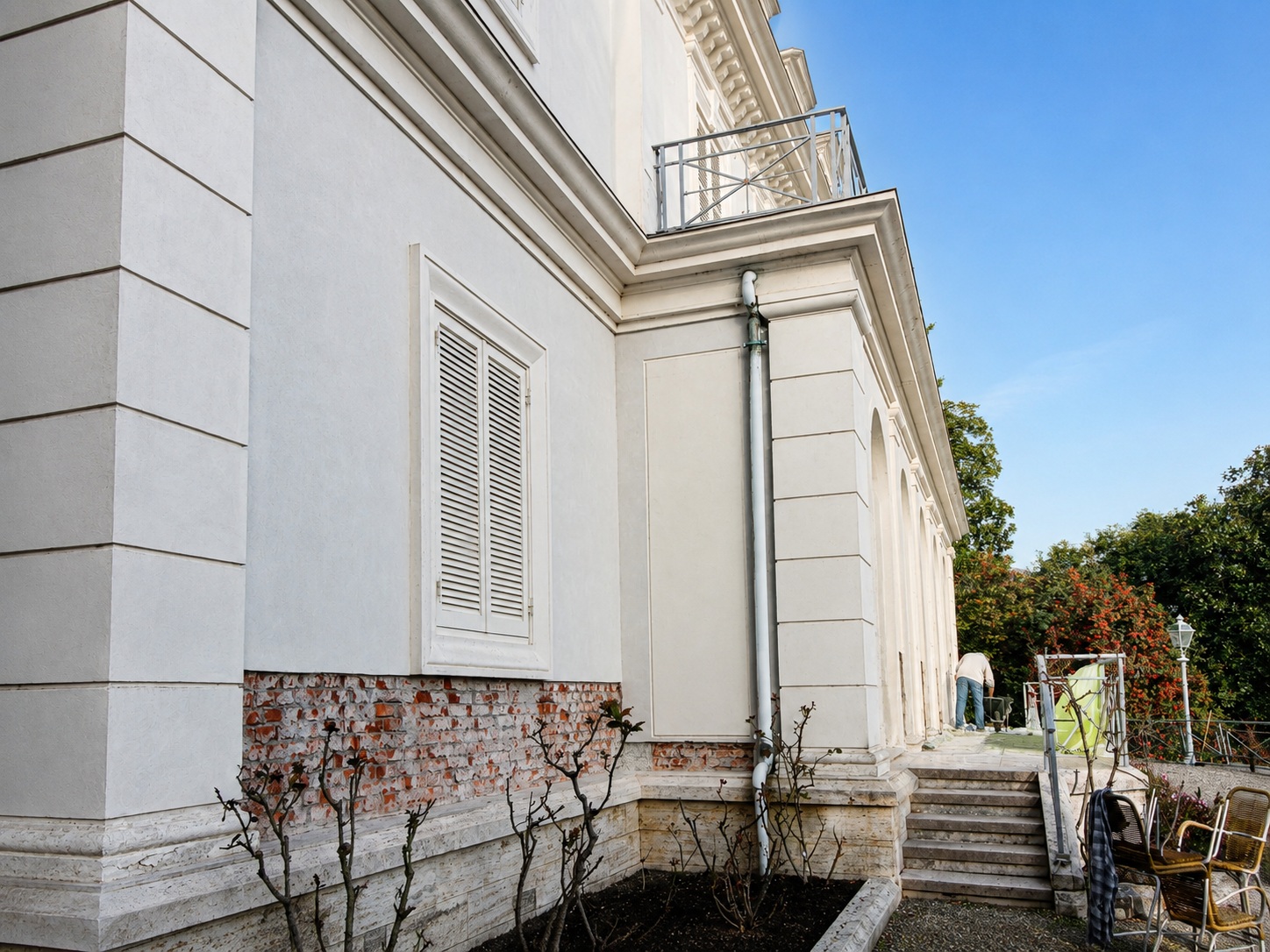 Facciata della villa durante la rimozione delle porzioni di intonaco degradate
