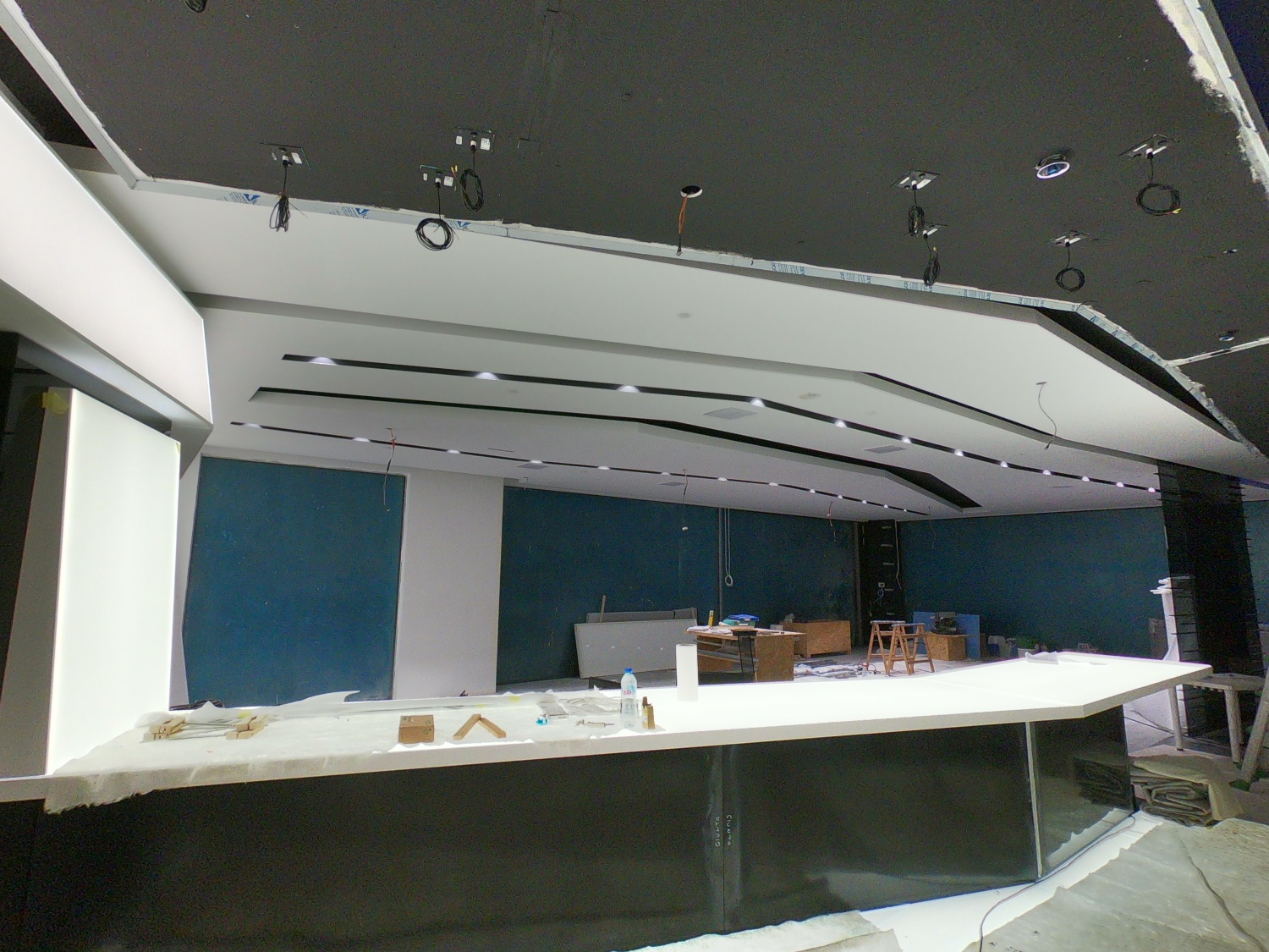 Zona giorno durante le fasi finali di cantiere